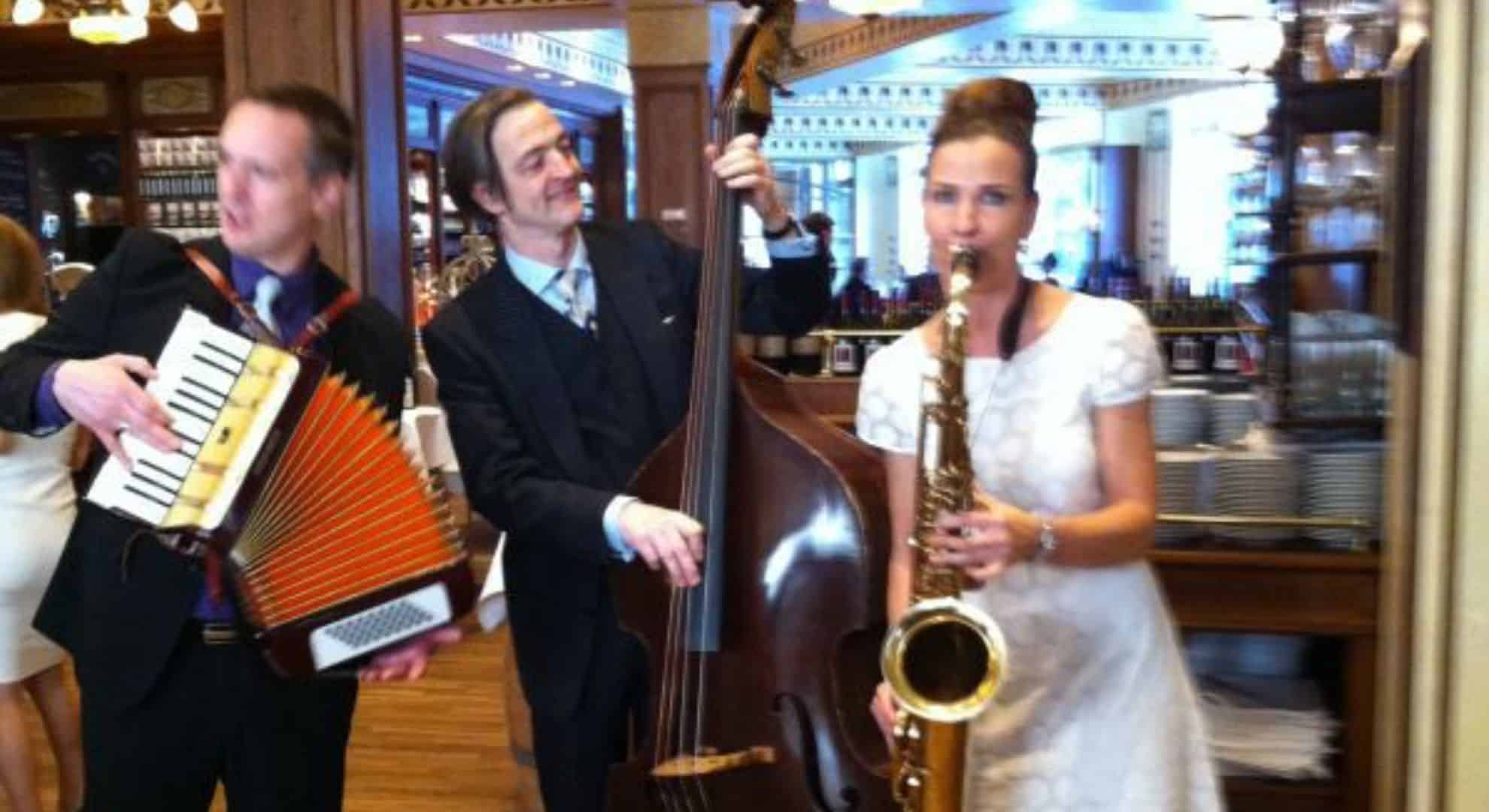http://Ritz%20Carlton%20Berlin%20mobile%20Band%20Barweaver%20mit%20Saxophonistin%20Ines%20Weber