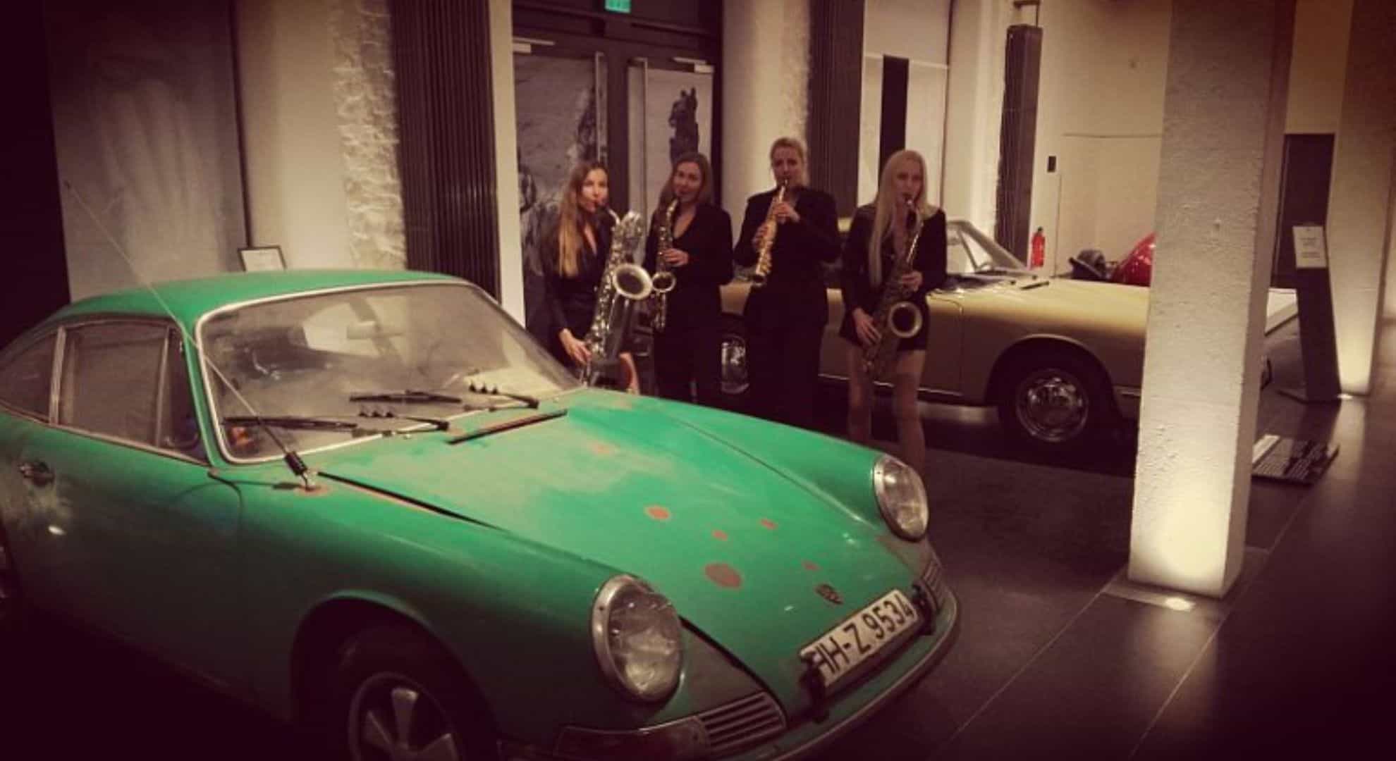 Die mobiele Damenband First Ladies spielt zusammen mit Ines Weber am Baritonsaxophon auf der Automesse in Berlin