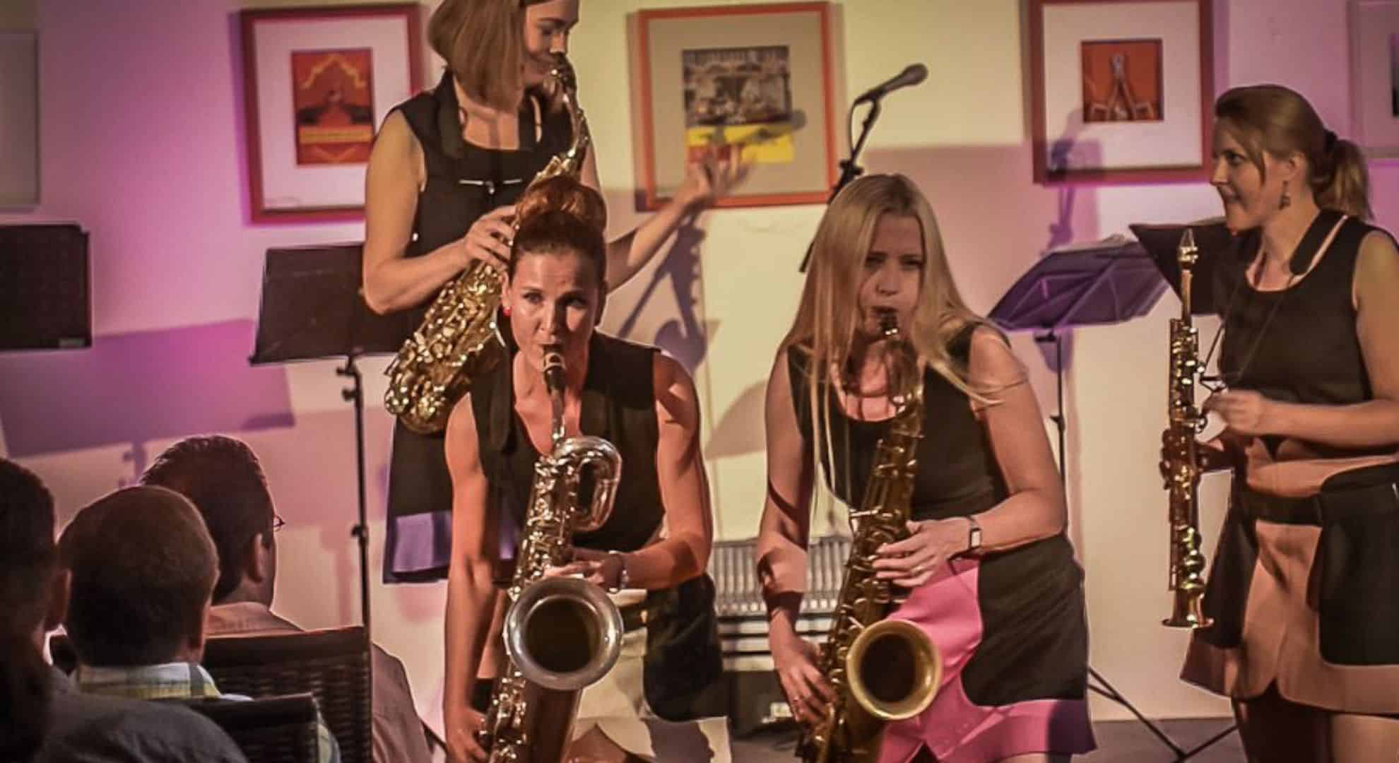 http://Damen-Saxophon-Band%20aus%20Berlin%20mit%20Saxophonistin%20Ines%20Weber