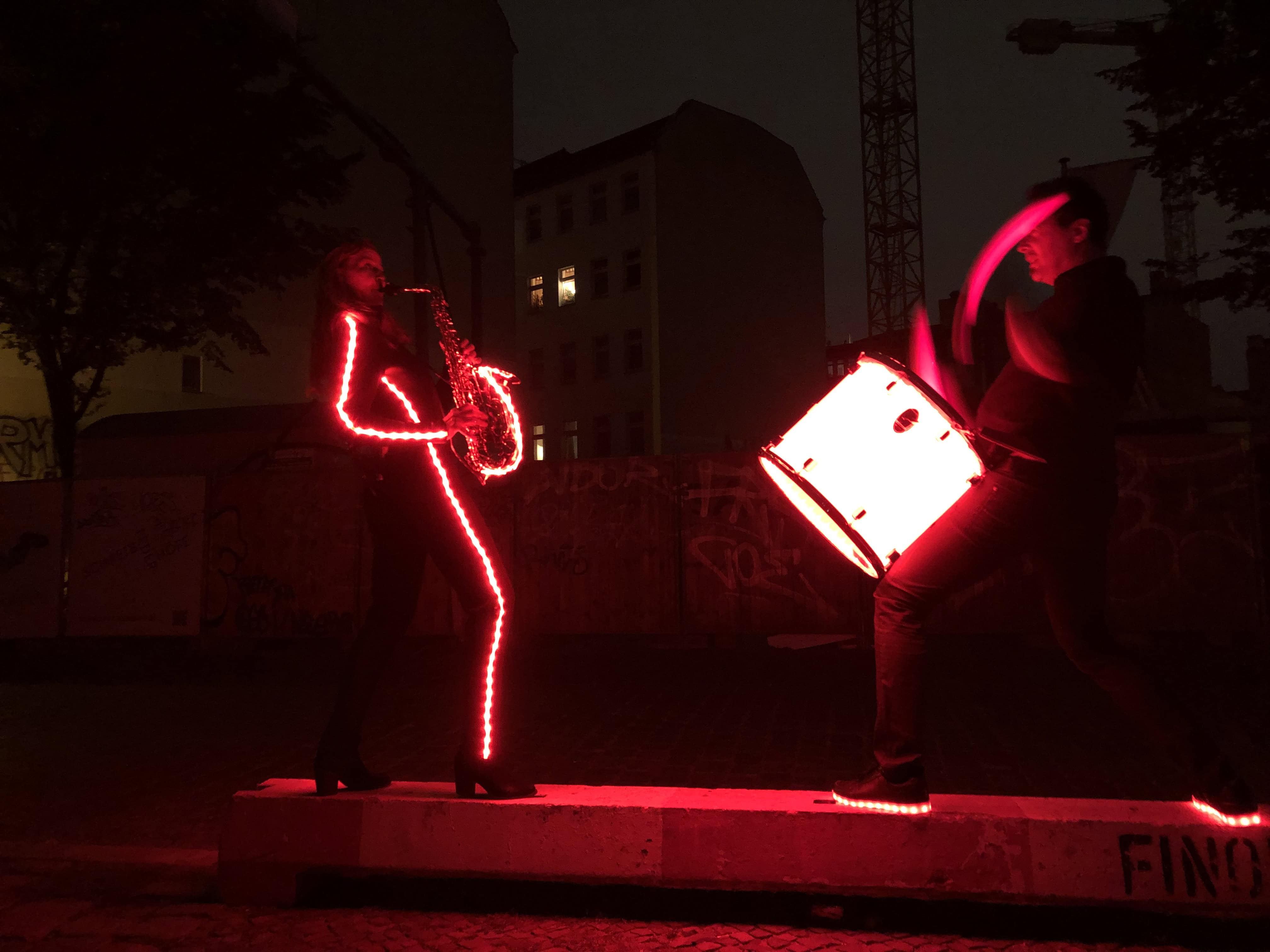 LED Drum Show Saxophonistin Ines