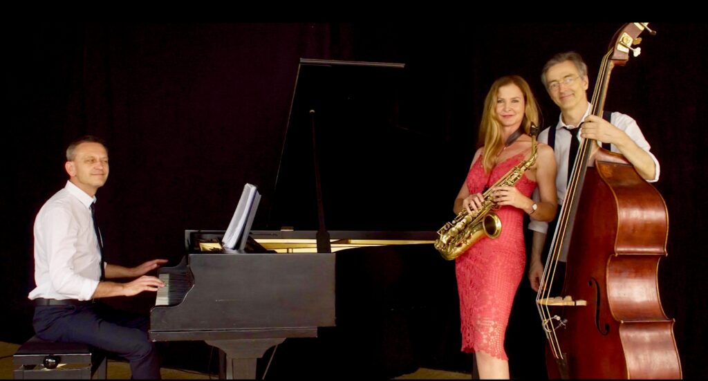 Trio Loungemusik Saxophonistin mit Piano und Kontrabass