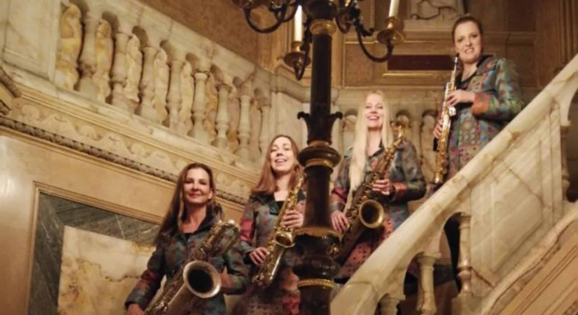 die vier Saxophonistinnen von First Ladies begleiten eine Abendveranstaltung im Travelers Club in Paris